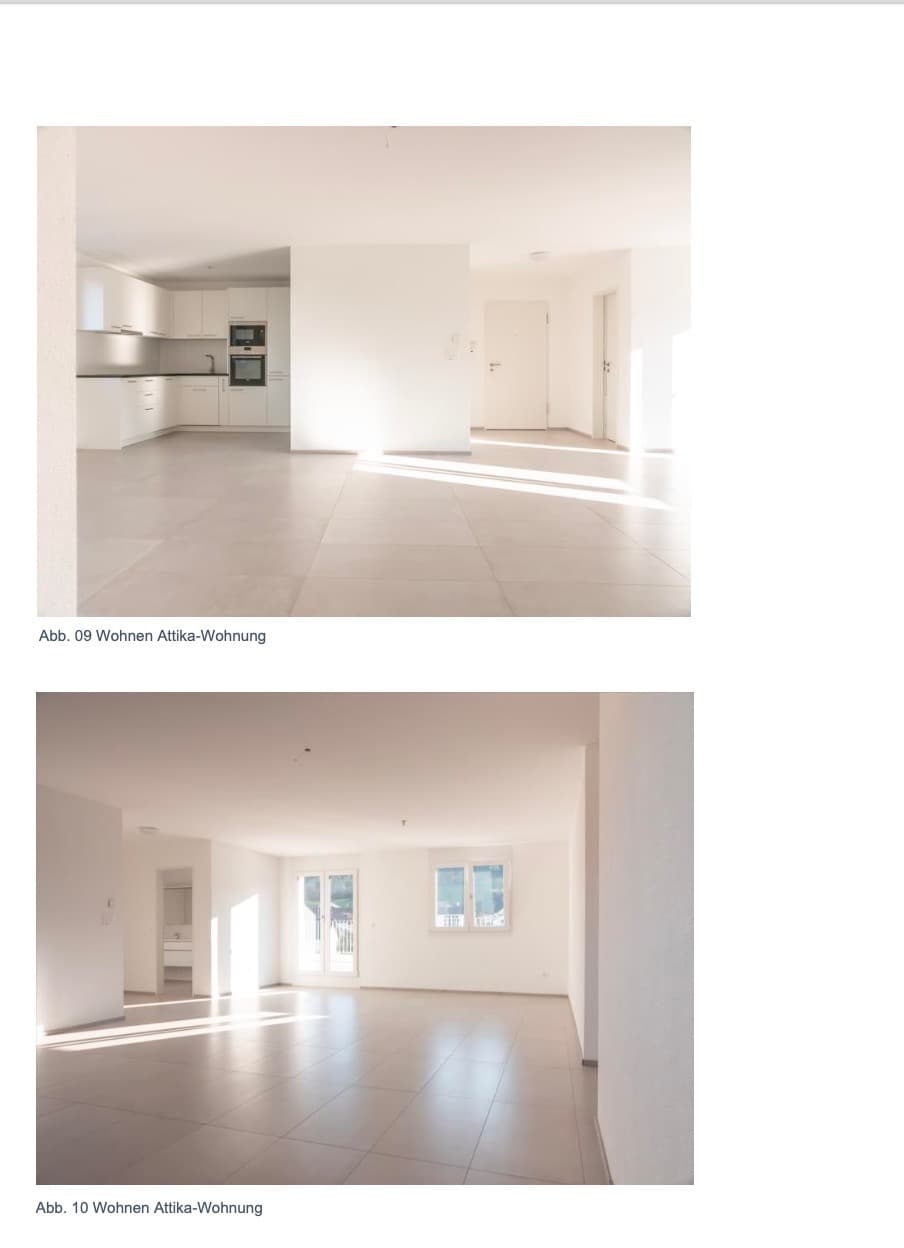 Zwei helle Wohnräume einer Attika-Wohnung mit Plattenboden und offener Küche
